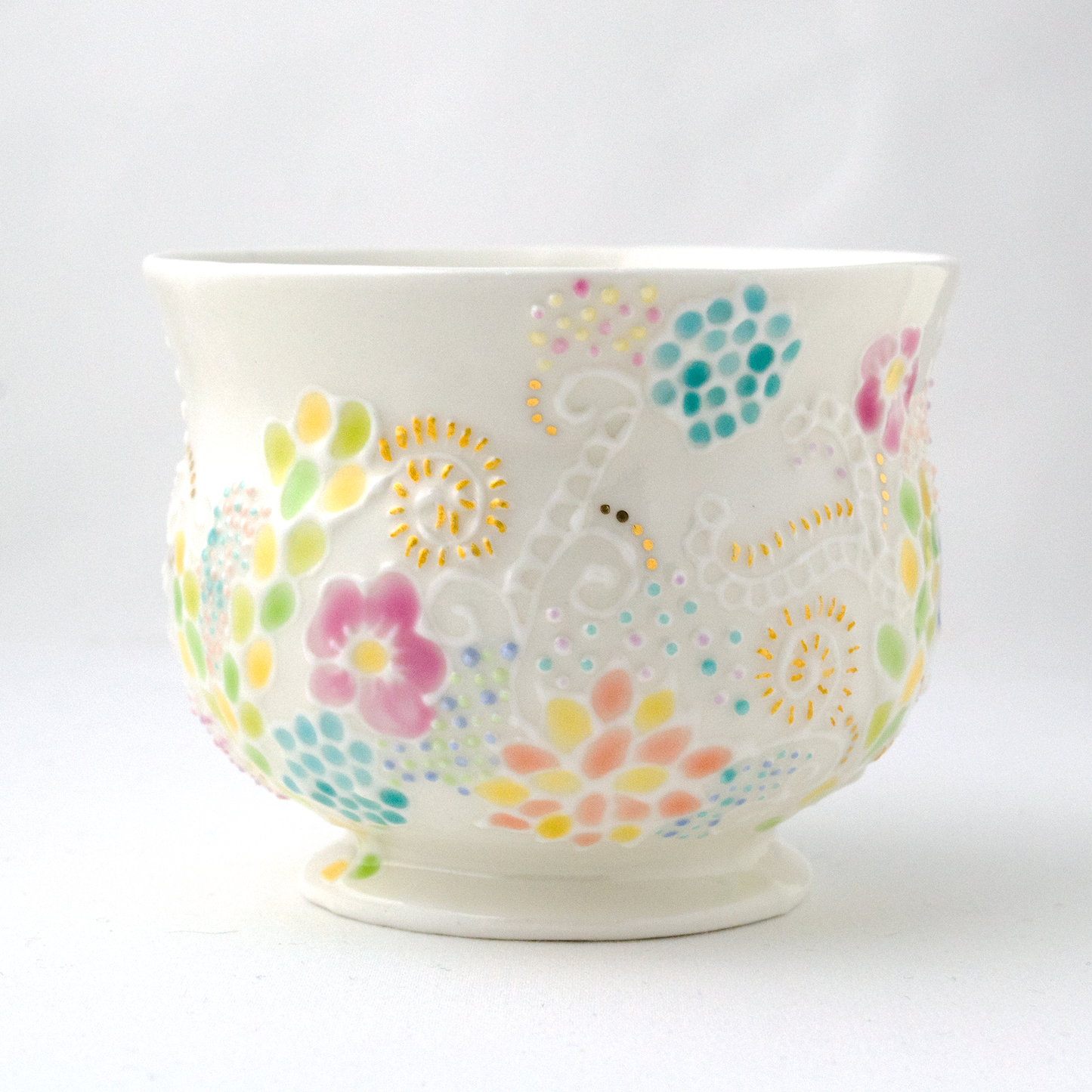 色絵金彩盛花カップ -咲き渡る-